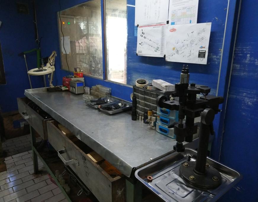 Meja kerja mekanik dengan kunci khusus injection pump tersusun rapi