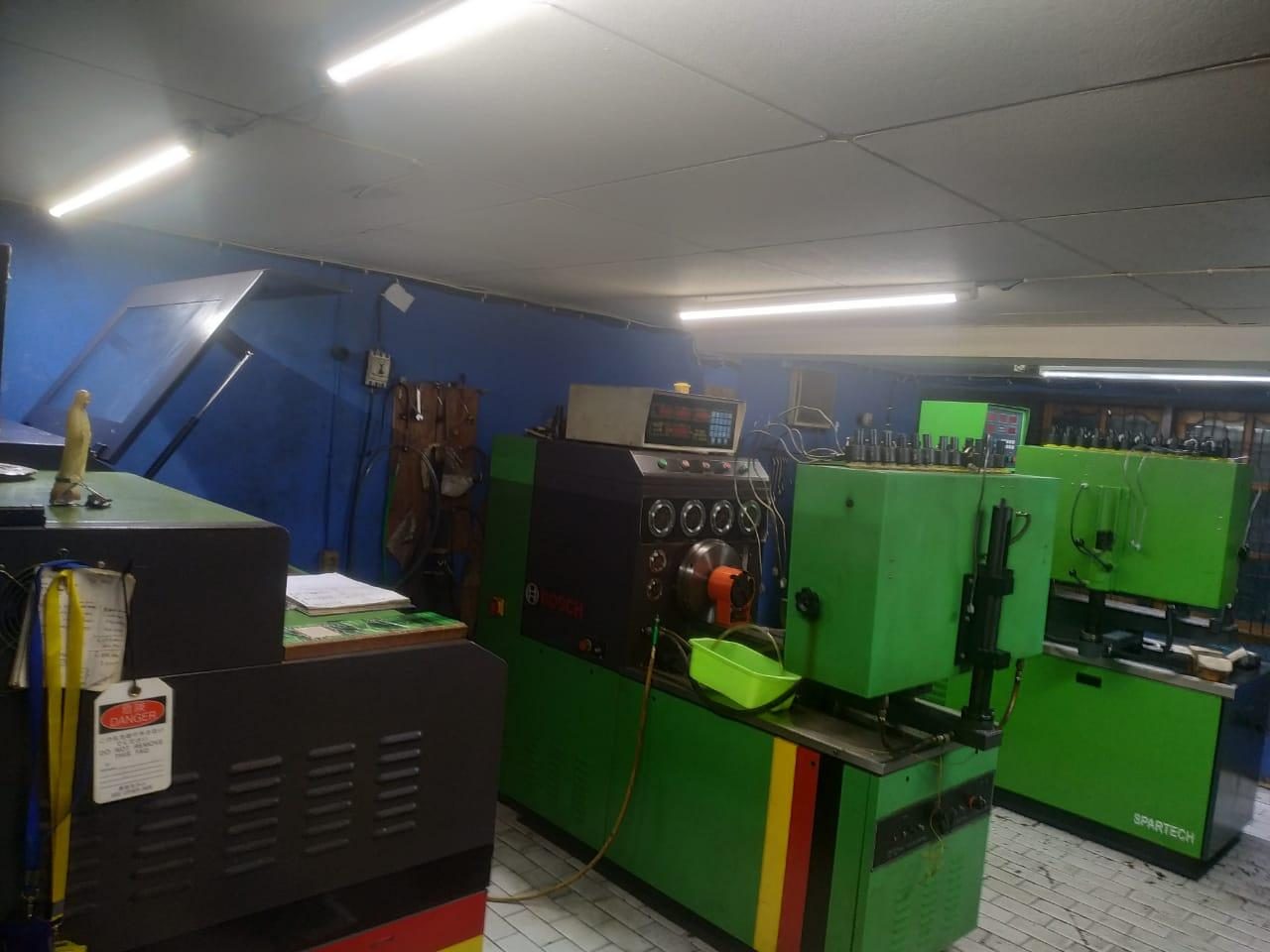 Ruang test bench TS Diesel dengan dua unit test bench Bosch dan rak injector