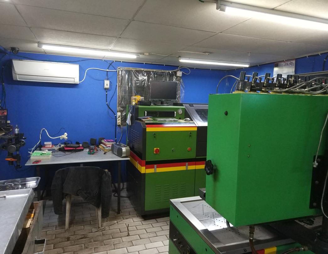 Area kerja common rail dengan test bench dan meja inspeksi mikroskop