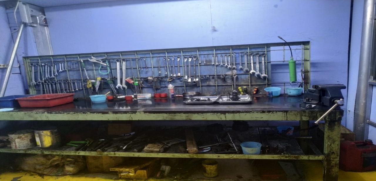 Bangku kerja bengkel lengkap dengan ragum dan perkakas tangan